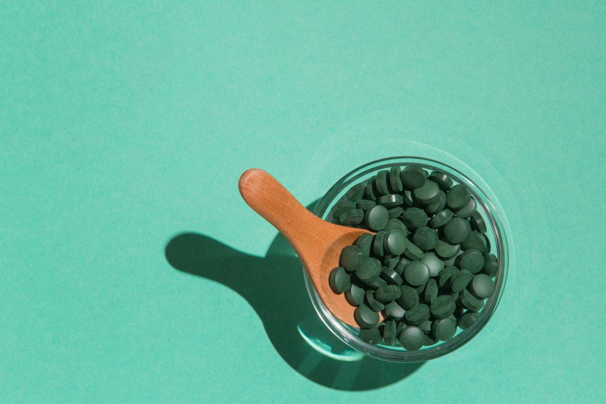 chlorella tablety zelena